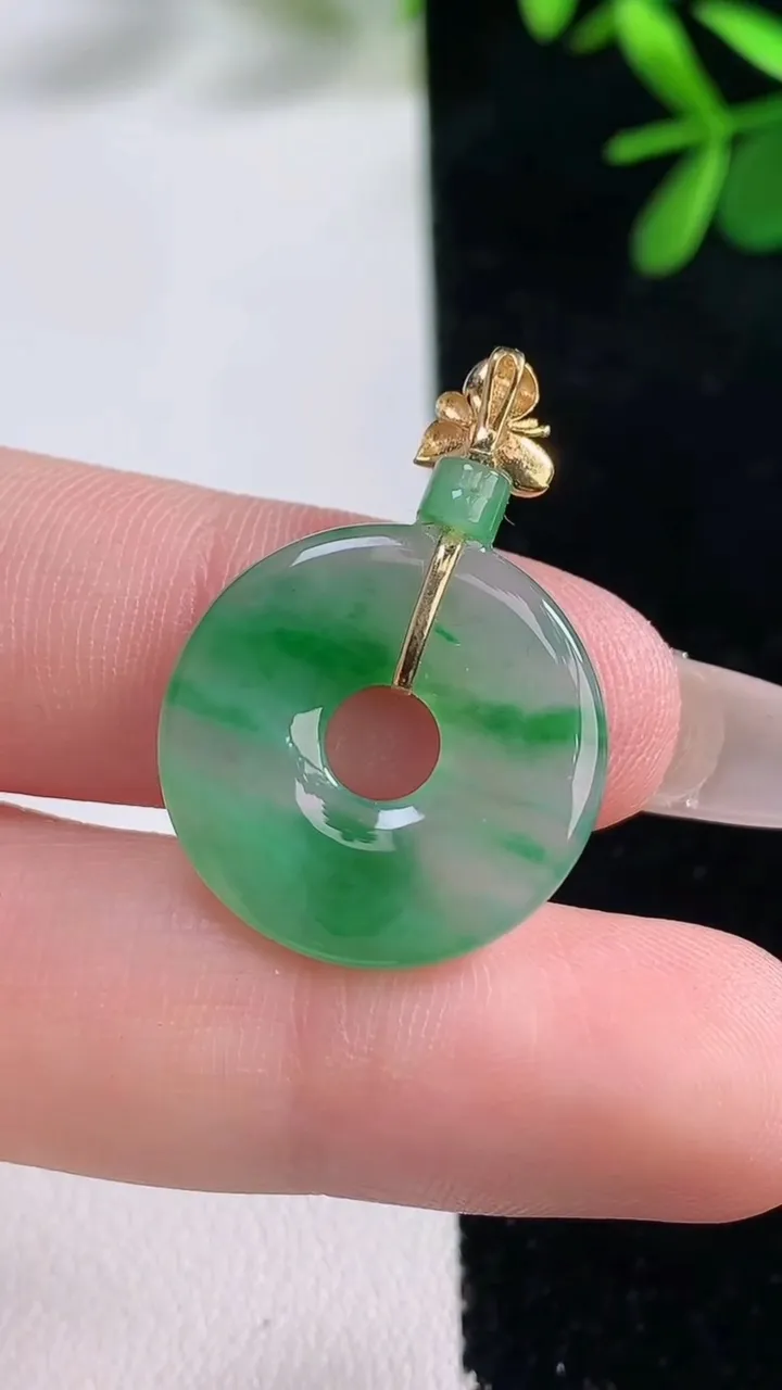 天然A货翡翠平安环吊坠，尺寸20-2.6，重量:2.53g
12月27日