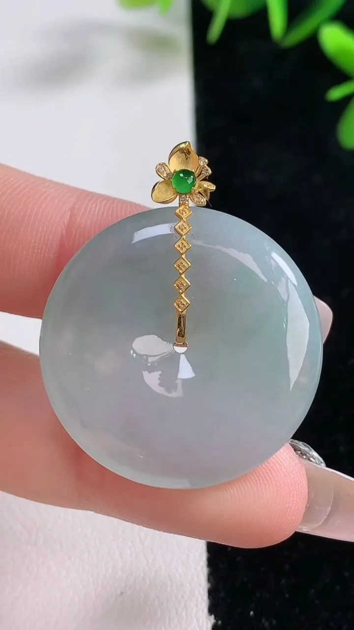 天然A货翡翠平安扣吊坠，尺寸29-5.6，重量:10.94g
12月27日