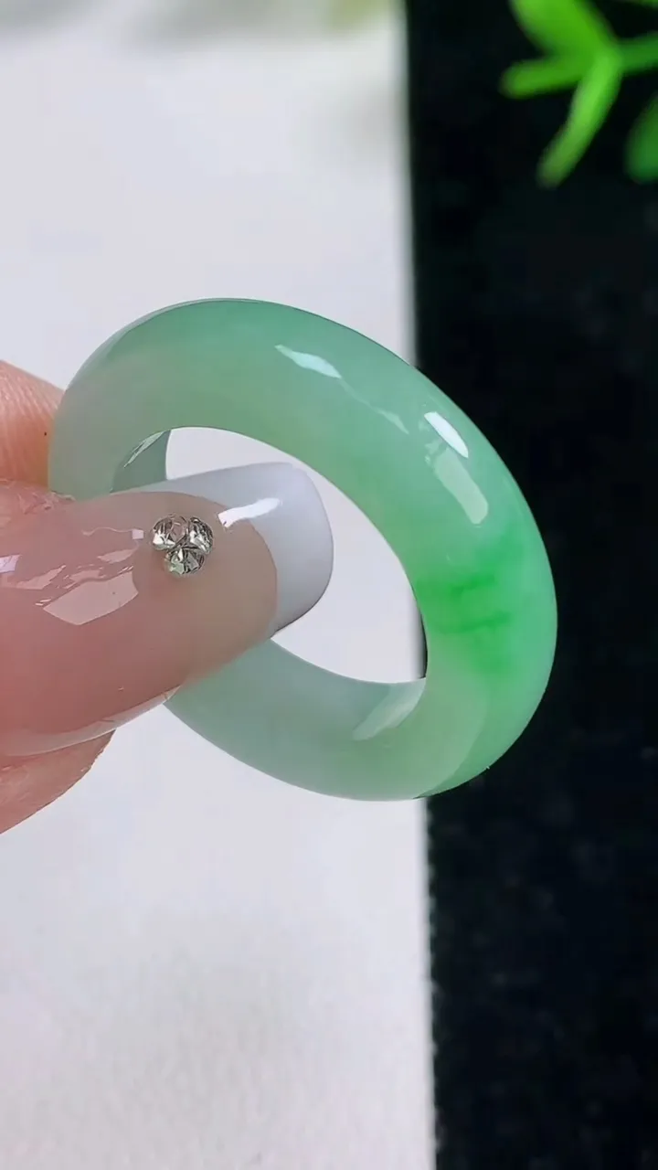 天然A货翡翠指环戒指，尺寸17.2-5.3-4，重量:5.01g2025年12月27日
工厂直销收藏佳品,种好水足，色泽均匀，有种有色，上手高大气！