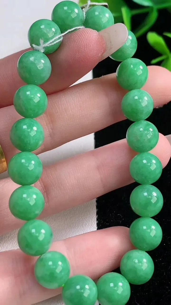 天然A货翡翠圆珠手串，尺寸9.5-20颗，重量:28.51g12月27日
工厂直销收藏佳品,种好水足，色泽均匀，有种有色，上手高大气！