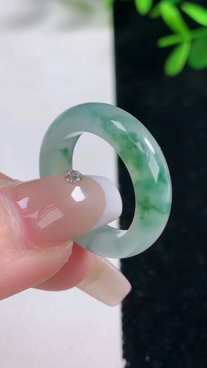 天然A货翡翠冰种飘花指环戒指，尺寸17-5.6-3.4，重量:4.40g2025年12月27日
工厂