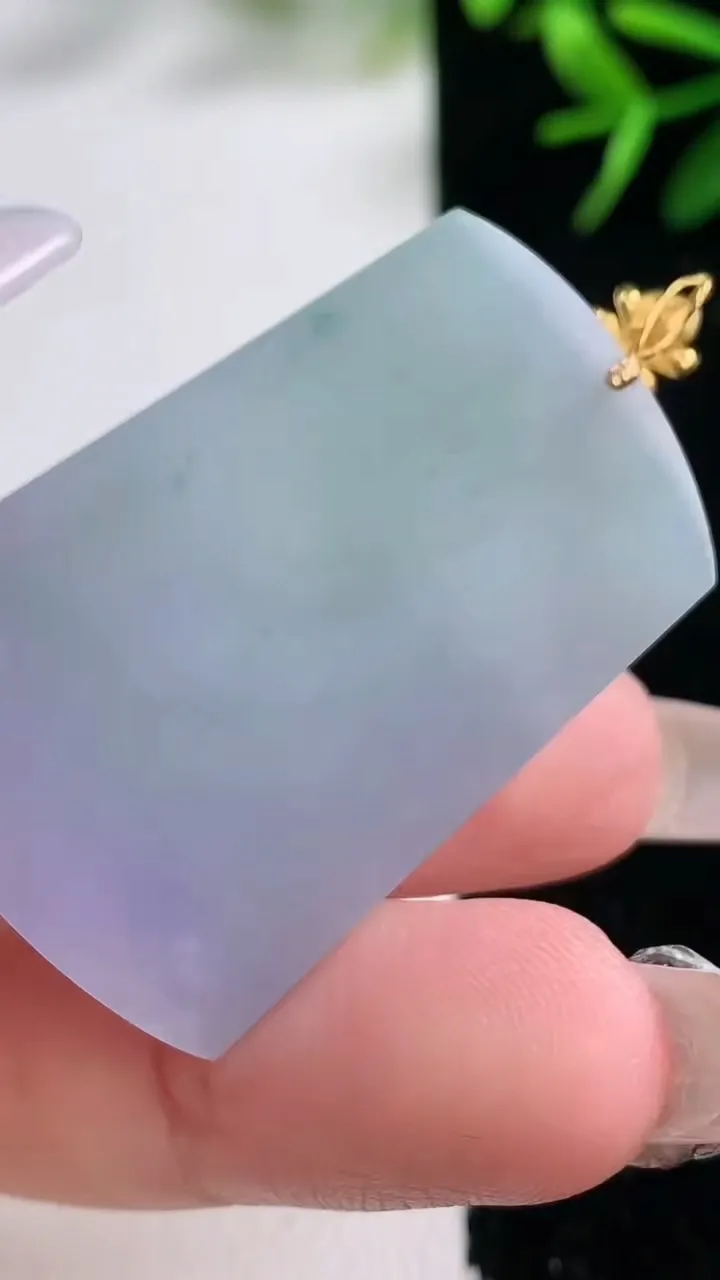 天然A货翡翠18K金紫罗兰无事牌吊坠，尺寸38.4-26.8-3.5，重量:10.91g
12月27日
