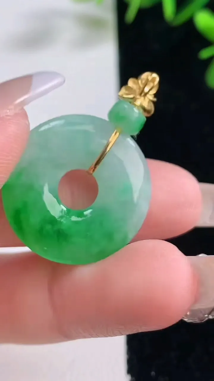 天然A货翡翠平安环吊坠，尺寸22.8-3.6，重量:4.50g
12月27日