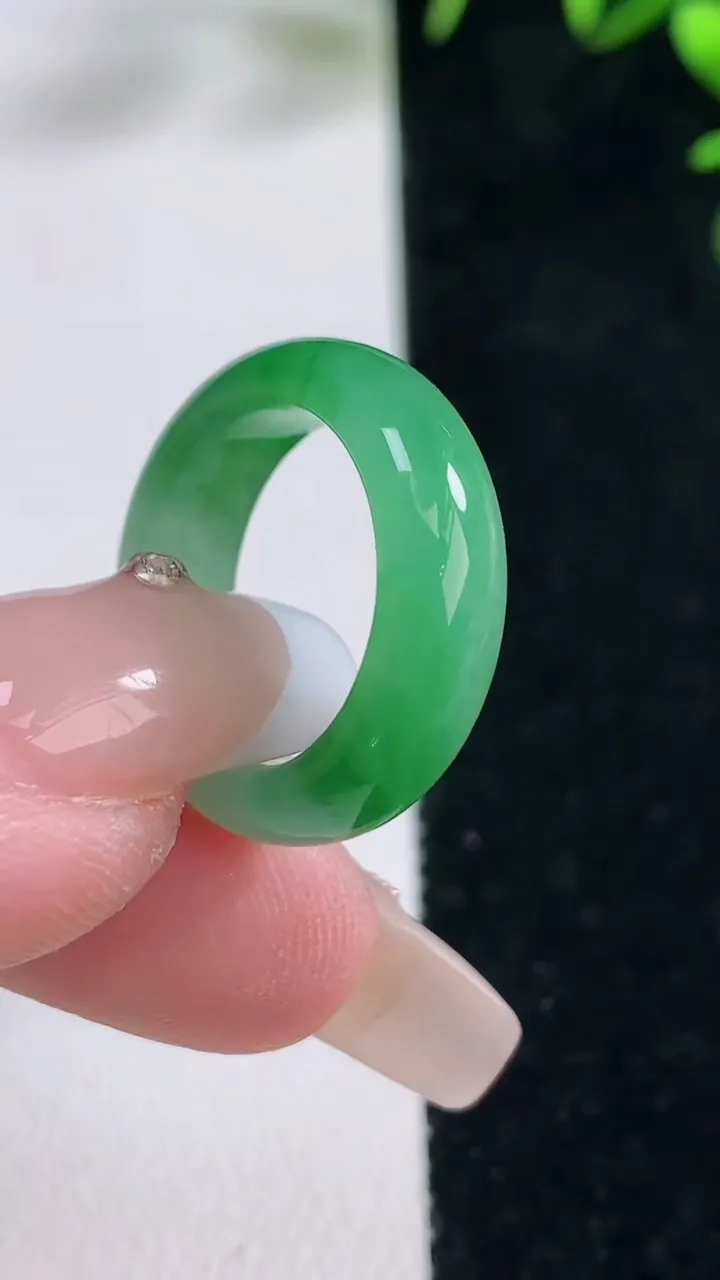 天然A货翡翠指环戒指，尺寸15.3-5.7-3.3，重量:3.52g2025年12月27日
工厂直销收藏佳品,种好水足，色泽均匀，有种有色，上手高大气！