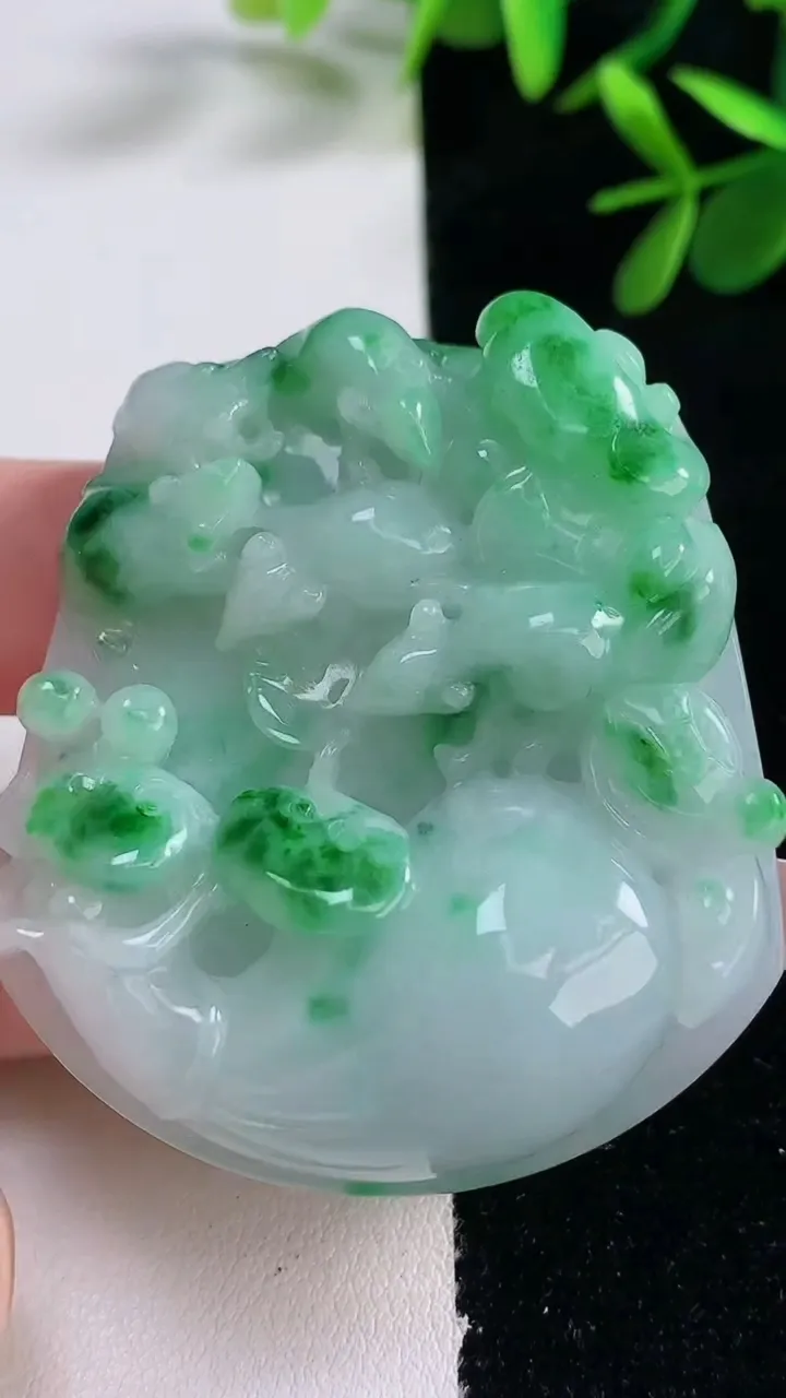 天然A货翡翠五鼠运财吊坠，尺寸50.2-45-13.7，重量:56.28g
12月27日