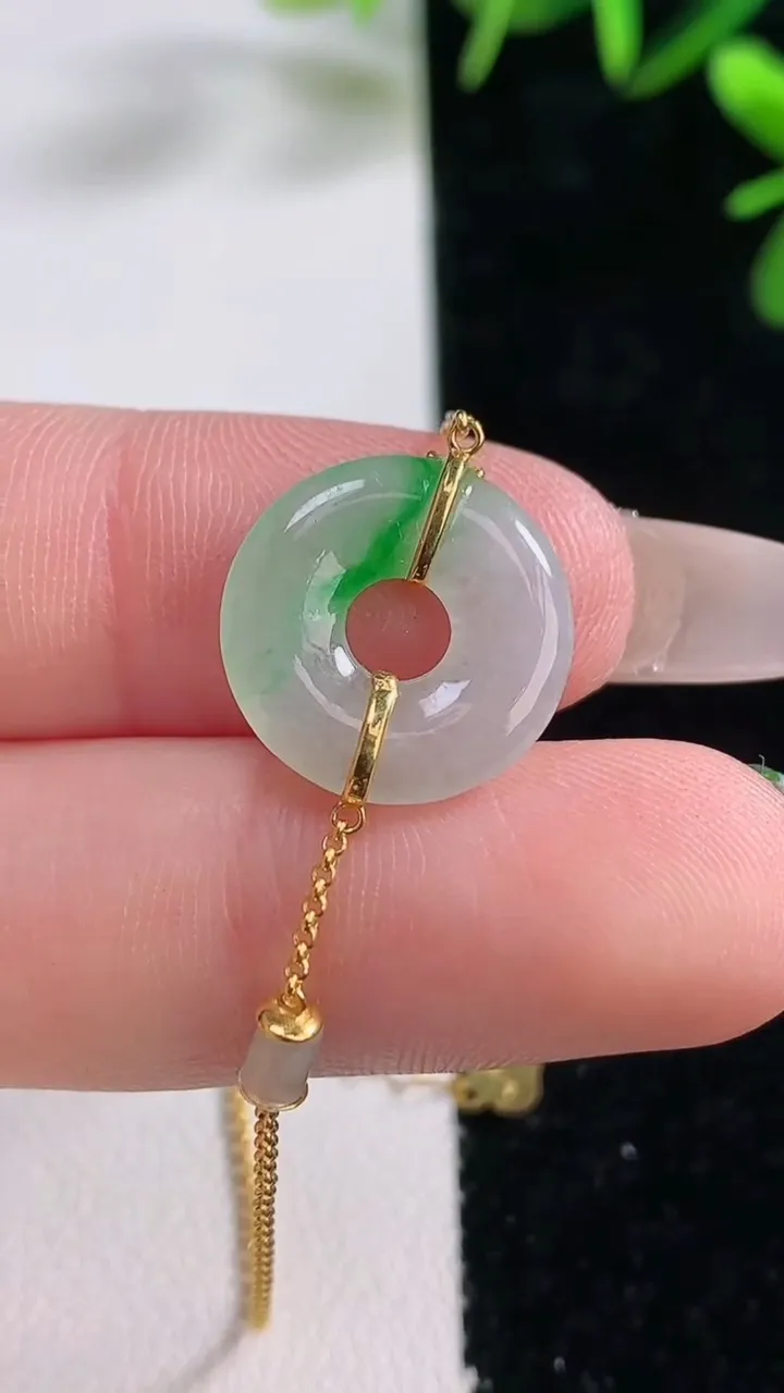 天然A货翡翠平安环吊坠，尺寸15.2-2.4，重量:2.15g
12月27日