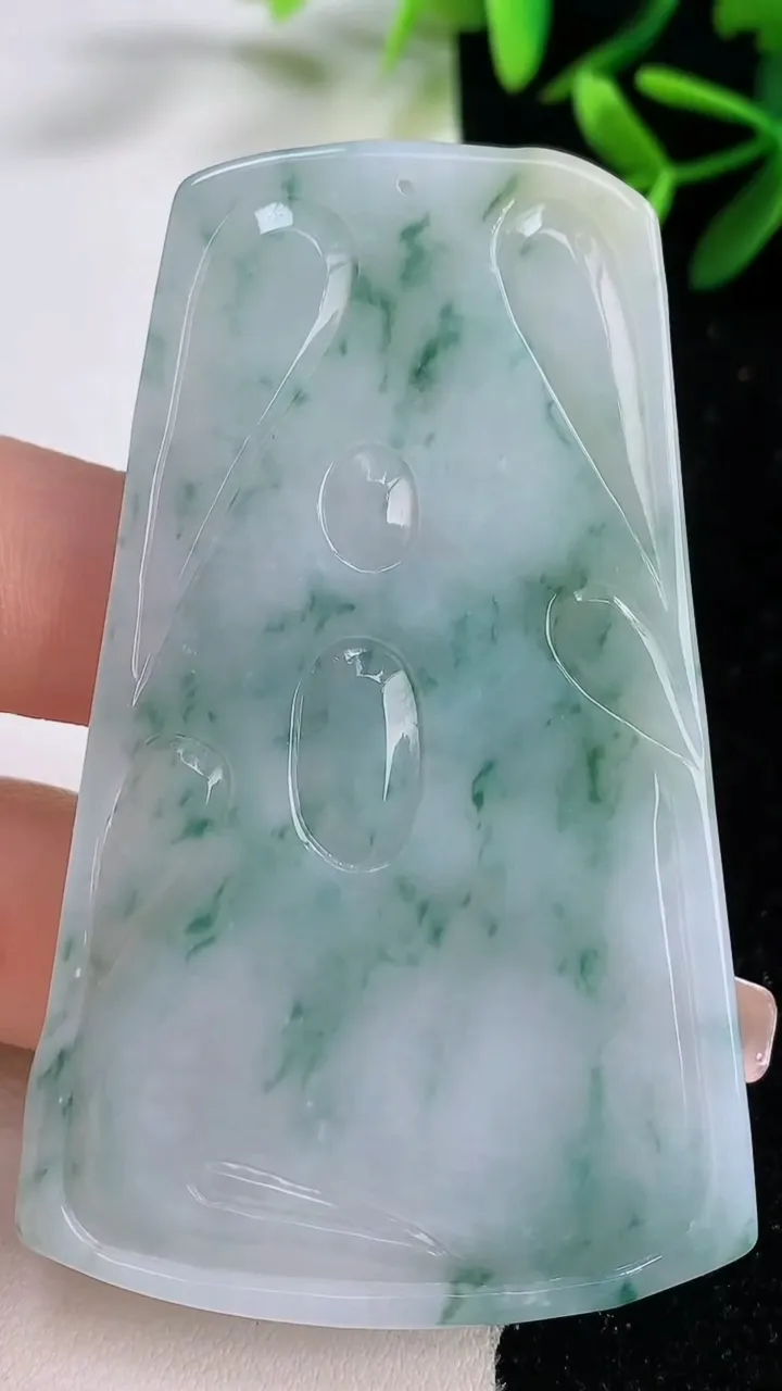 天然A货翡翠飘花虚空藏菩萨吊坠，尺寸68.2-41.7-5.9，重量:34.27g
12月27日