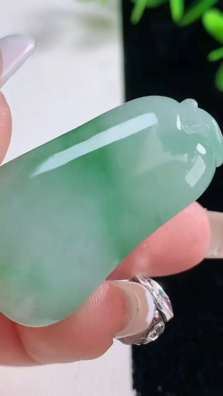 天然A货翡翠福瓜吊坠，尺寸40.5-21.8-10.8，重量:17.95g
12月27日