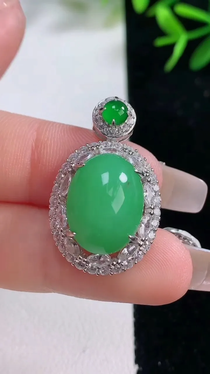 天然A货翡翠蛋面吊坠，尺寸30-18-9.1，裸石16-11.7重量:4.98g
12月27日