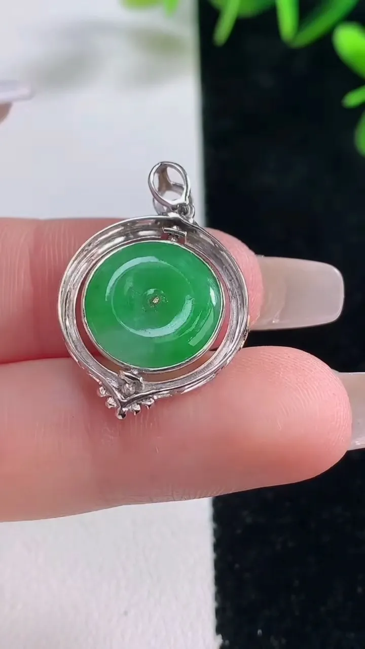 天然A货翡翠平安扣吊坠，尺寸18.8-2.6，重量:2.58g
12月27日