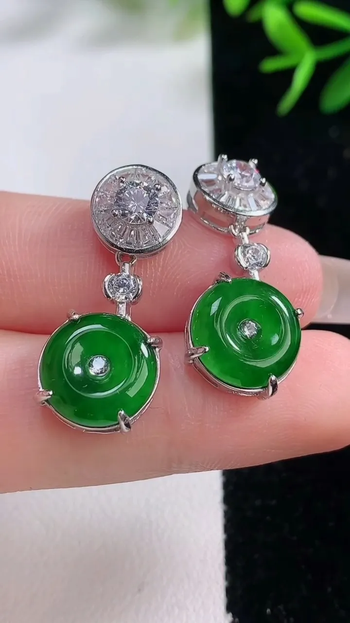 天然A货翡翠蛋面吊坠，尺寸11.6-5，重量:5.26g
12月27日