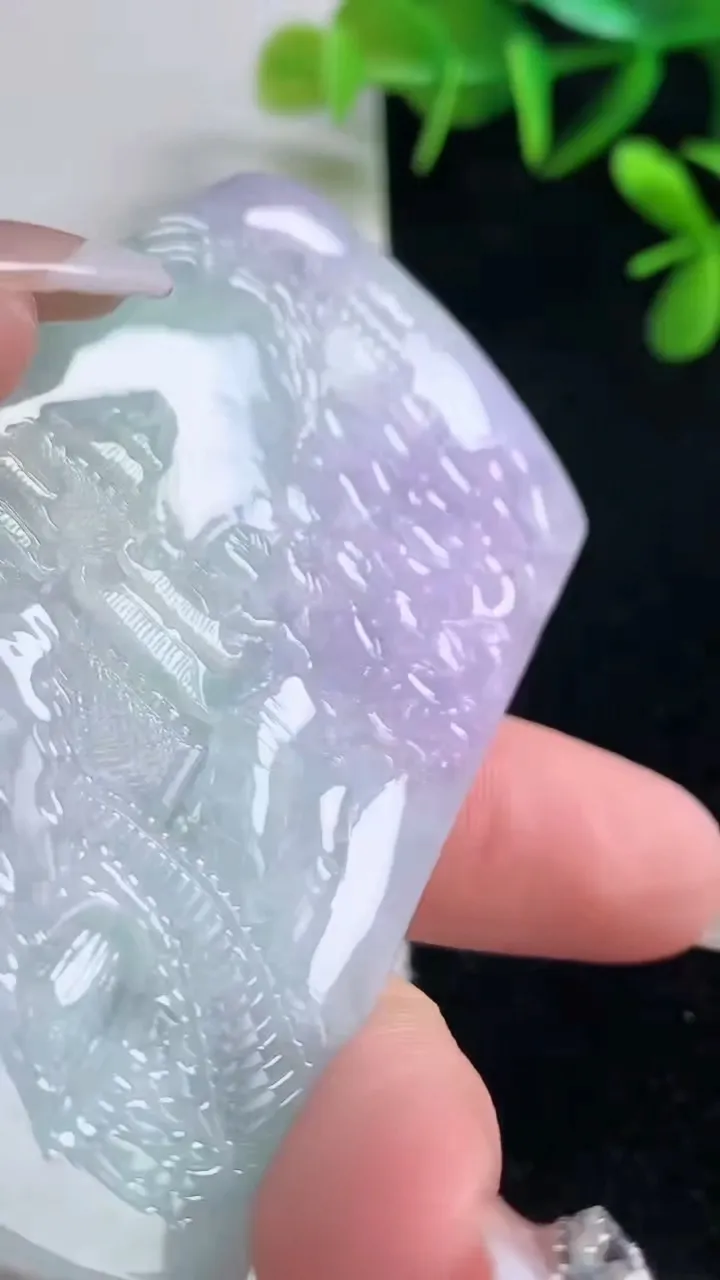 天然A货翡翠春带彩紫罗兰山水牌吊坠，尺寸71.3-45.5-10，重量:74.14g
12月27日