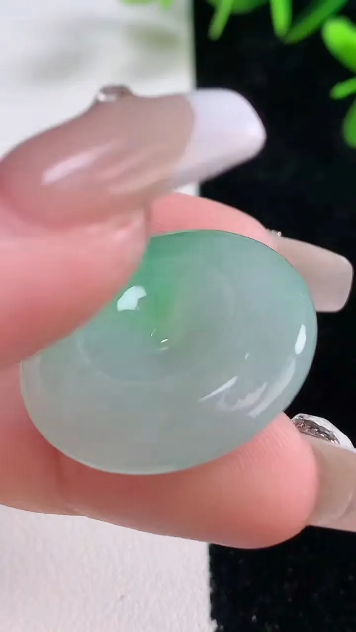 天然A货翡翠平安扣吊坠，尺寸27.8-6.5，重量:11.11g
12月27日