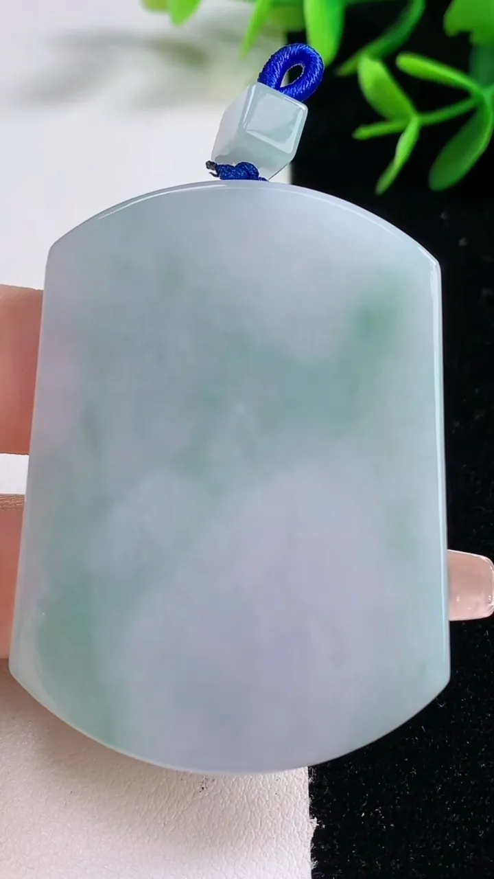 天然A货翡翠无事牌吊坠，尺寸54.4-40.4-5.6，重量:37.45g
12月27日