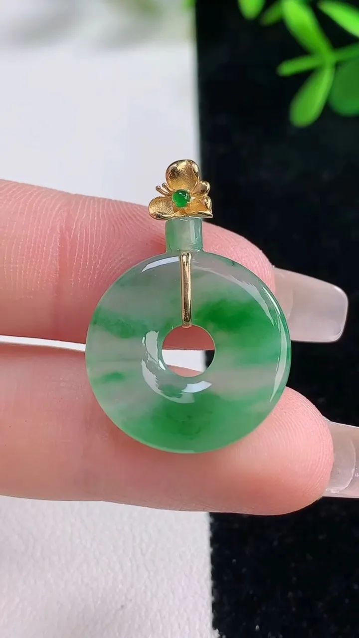 天然A货翡翠平安环吊坠，尺寸20-2.6，重量:2.53g
12月27日