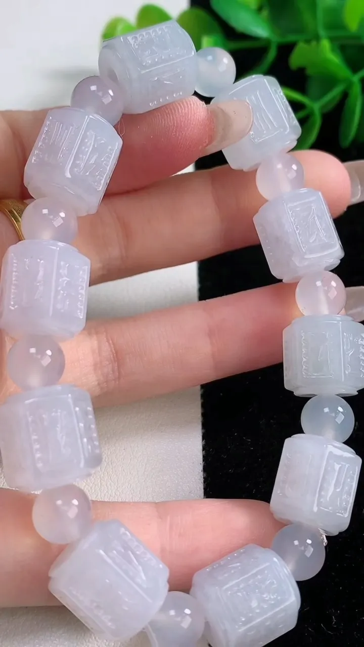 天然A货翡翠路路通手串，尺寸13-11.2-10颗，重量:51.39g12月27日
工厂直销收藏佳品,种好水足，色泽均匀，有种有色，上手高大气！