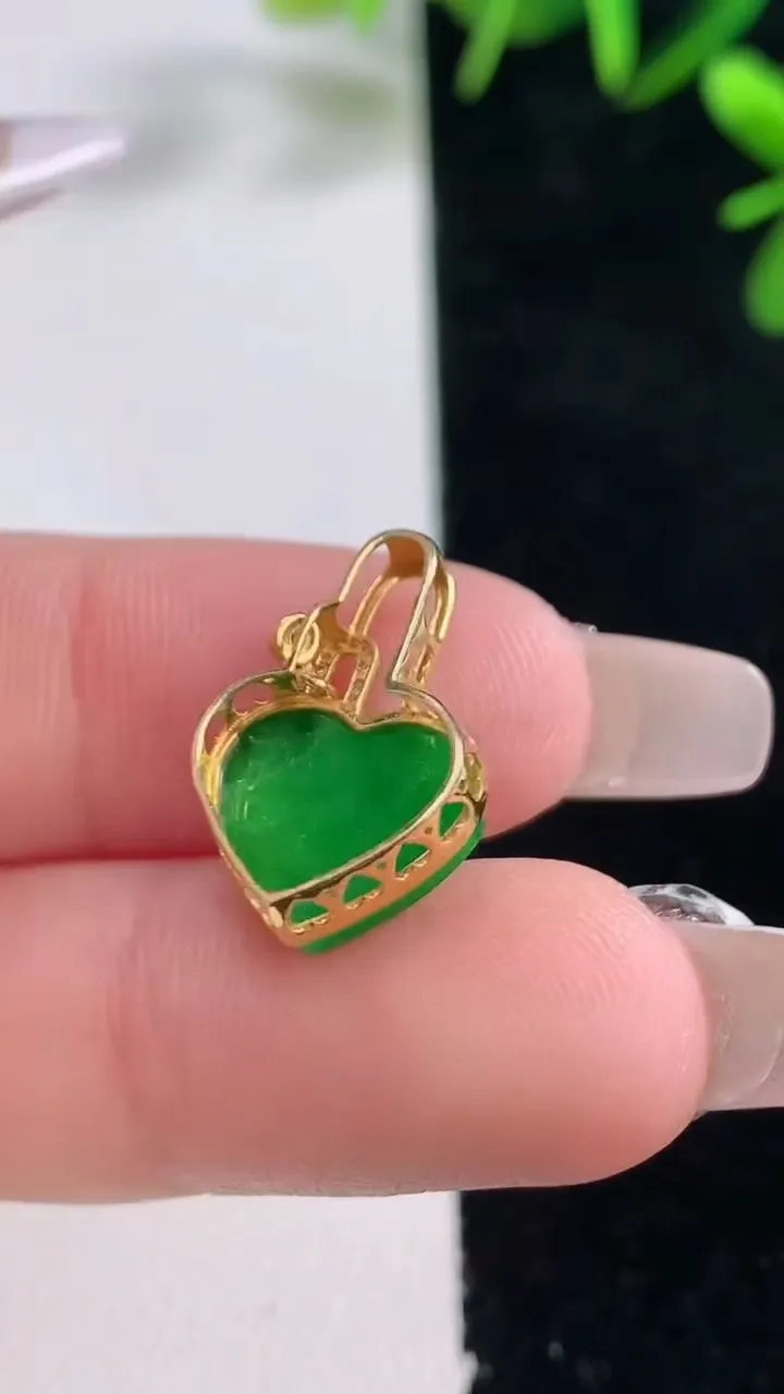 天然A货翡翠爱心吊坠，尺寸18.5-11.2-12.5-5.6，重量:1.44g
12月27日