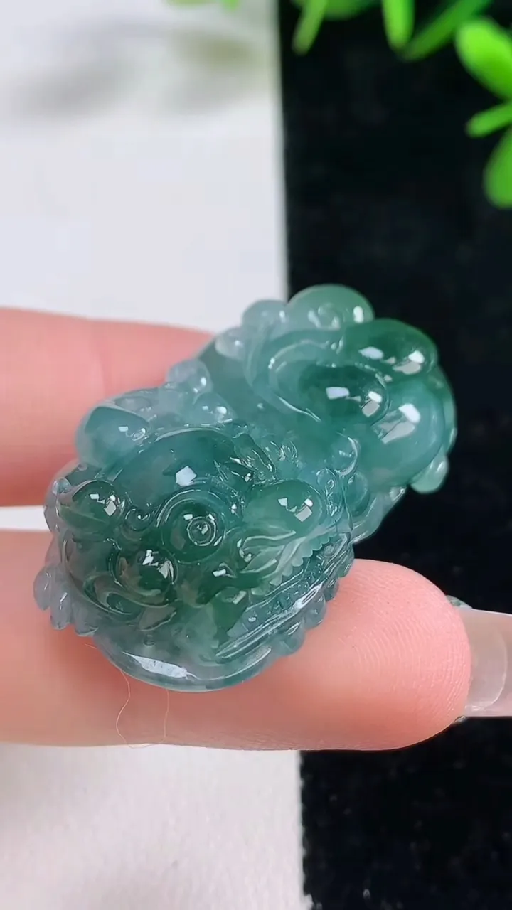 天然A货翡翠飘花霸王貔貅吊坠，尺寸37.2-20-12.2，重量:19.39g
12月27日