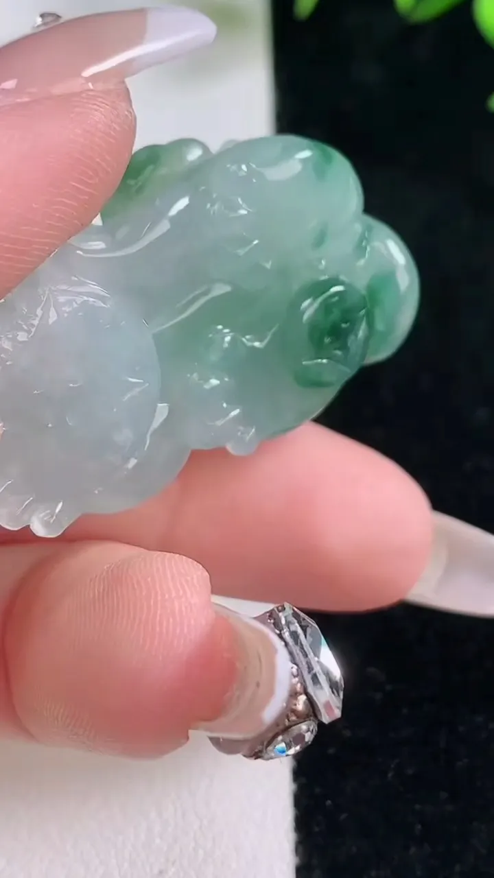 天然A货翡翠霸王貔貅吊坠，尺寸38.4-21-11.2，重量:19.76g
12月27日