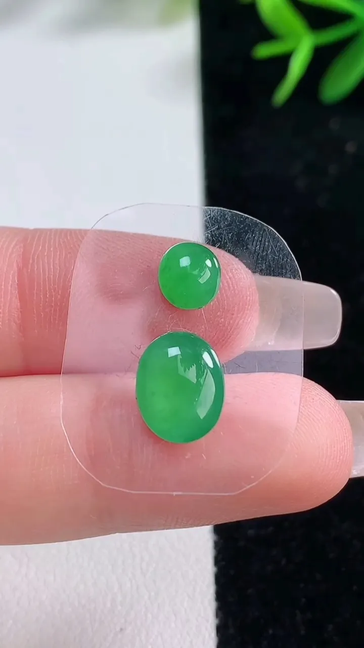 天然A货翡翠蛋面镶嵌件一对，尺寸10.5-8.3，重量:0.81g
12月27日