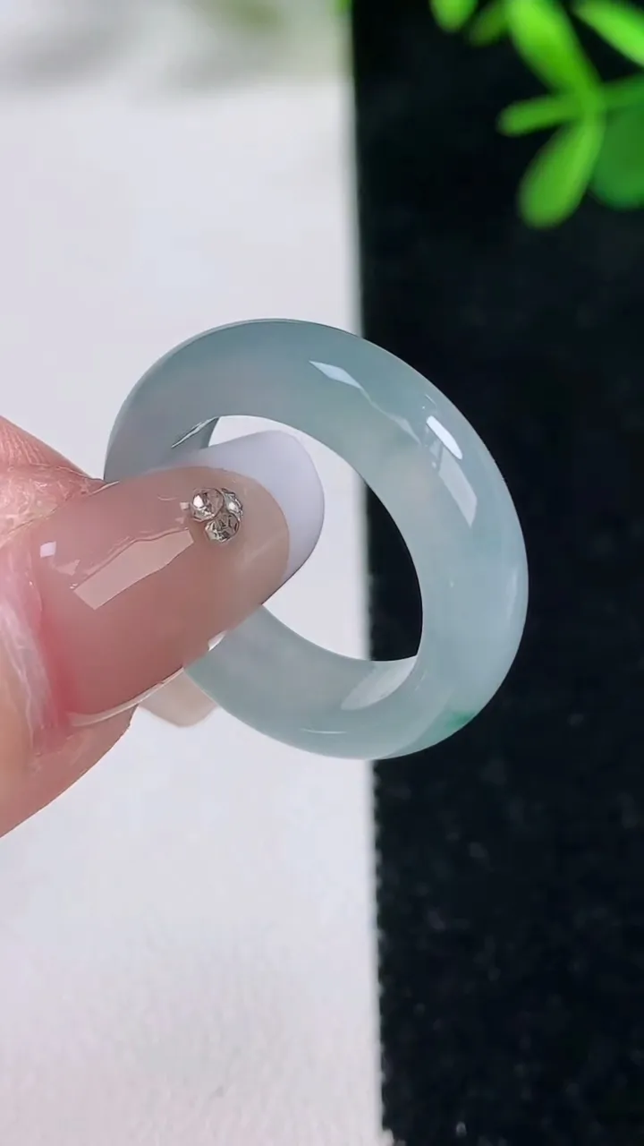 天然A货翡翠冰种飘花指环戒指，尺寸16.3-5.7-3.3，重量:4.18g2025年12月27日
