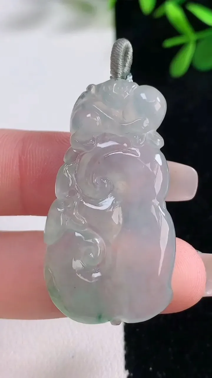 天然A货翡翠冰种飘花如意吊坠，尺寸40.4-21.6-4.9，重量:9.62g
12月27日