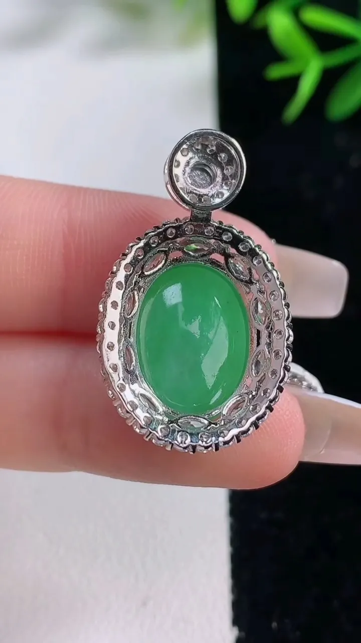 天然A货翡翠蛋面吊坠，尺寸30-18-9.1，裸石16-11.7重量:4.98g
12月27日