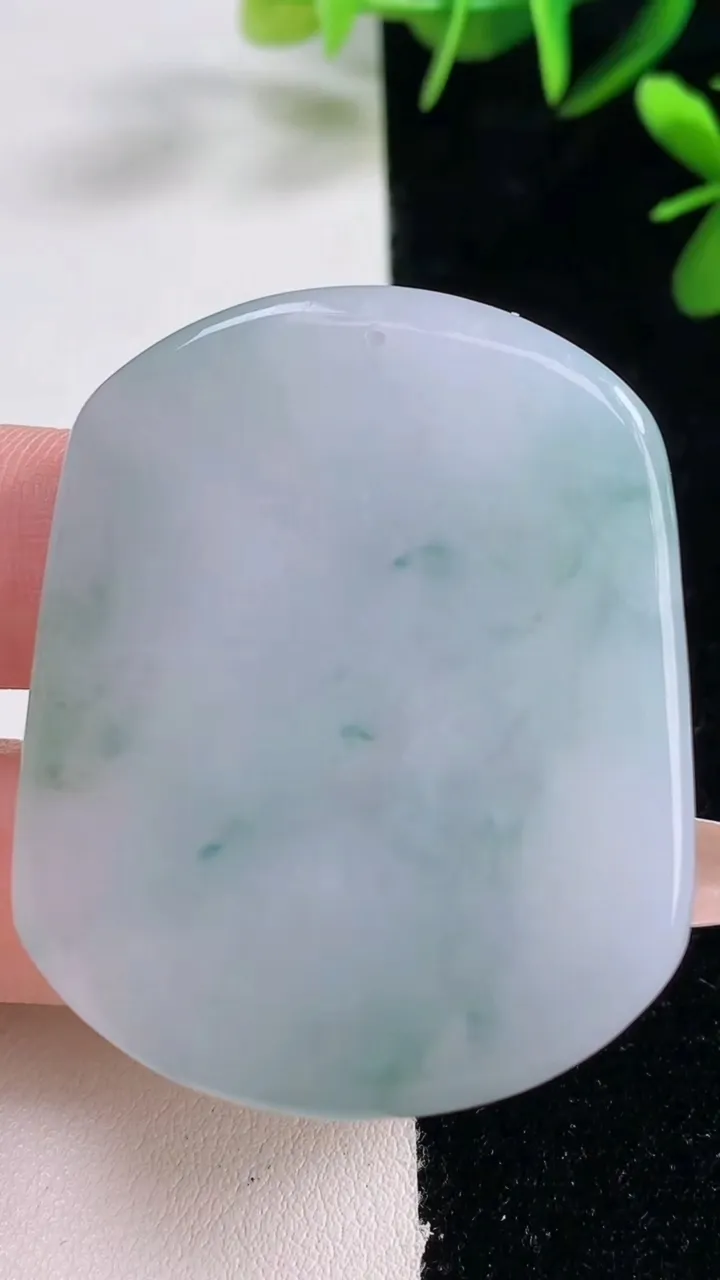 天然A货翡翠飘花大势至菩萨吊坠，尺寸47.8-38.6-8.4，重量:33.52g
12月27日