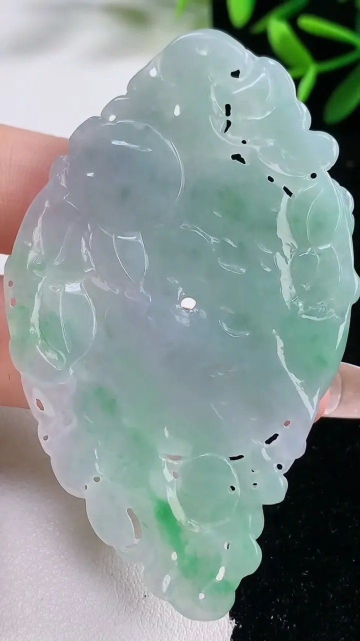 天然A货翡翠花开富贵 平安扣吊坠，尺寸70.3-41.4-4.7，重量18.83g
12月27日