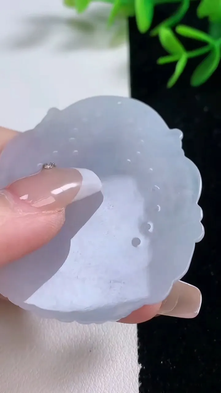 天然A货翡翠紫罗兰观音菩萨吊坠，尺寸54-47-5.2，重量:21.31g
12月27日