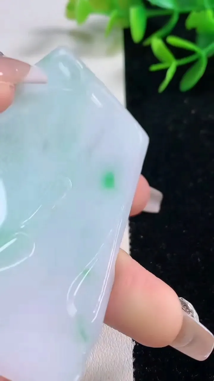 天然A货翡翠大势至菩萨吊坠，尺寸78-50.4-5.2，重量:46.38g
12月27日