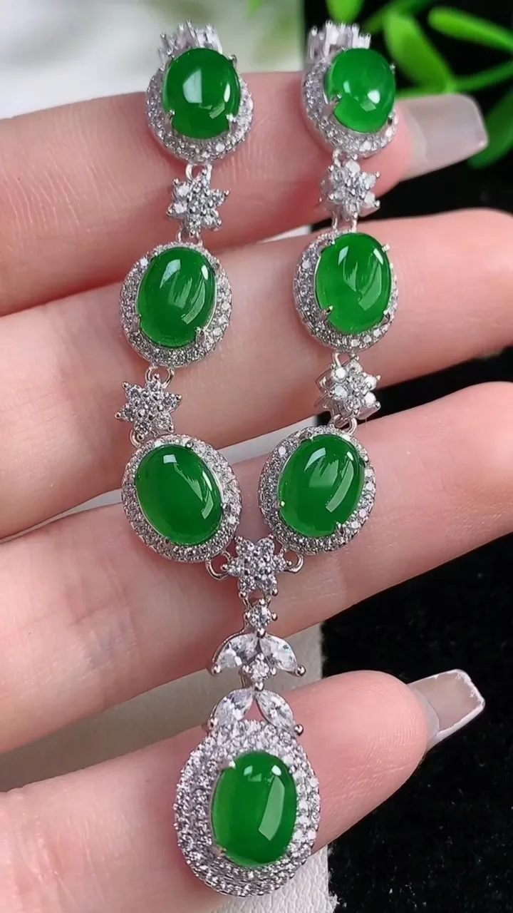 天然A货翡翠蛋面吊坠，尺寸8-6，重量:11.02g
12月27日