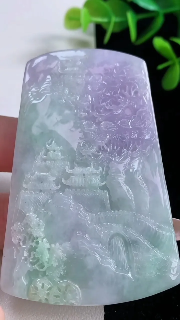 天然A货翡翠春带彩紫罗兰山水牌吊坠，尺寸71.3-45.5-10，重量:74.14g
12月27日