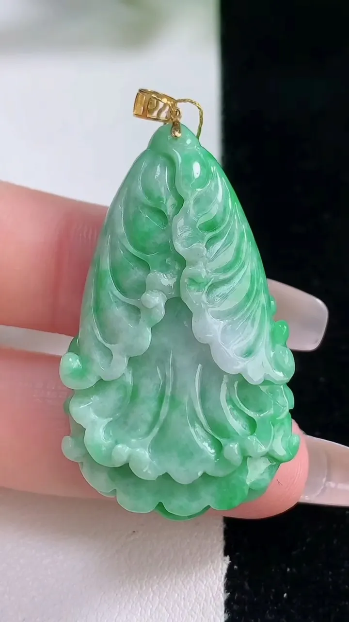 天然A货翡翠白菜吊坠，尺寸40.2-24.5-8.4，重量:14.80g
12月28日
