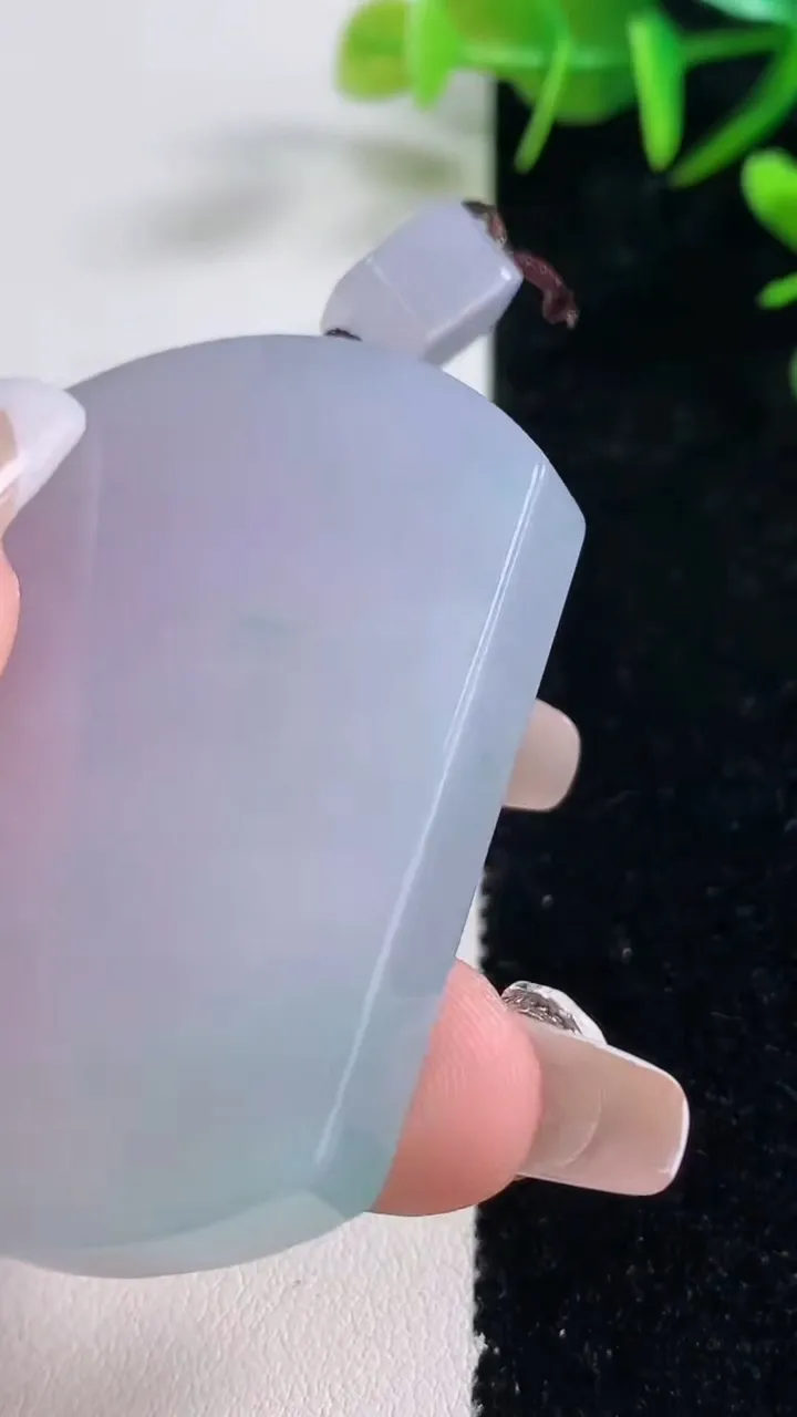 天然A货翡翠种春带彩紫罗兰无事牌吊坠，尺寸52.5-37-7.3，重量:44.73g
12月28日