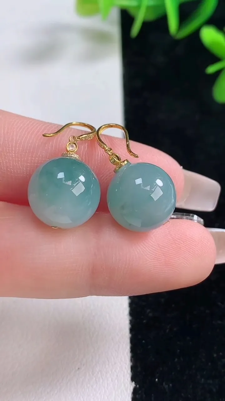 天然A货翡翠18K金飘花圆珠耳坠，尺寸12，重量:9.59g12月28日
工厂直销收藏佳品,种好水足，色泽均匀，有种有色，上手高大气！