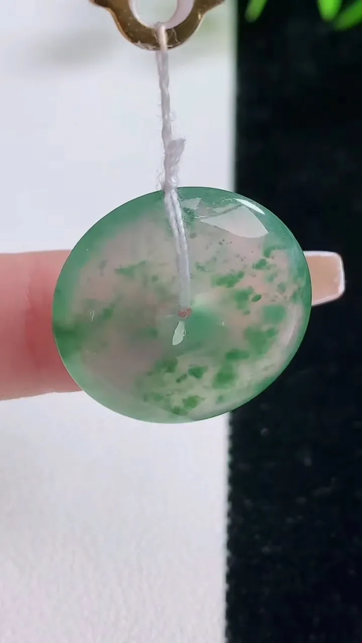 天然A货翡翠种飘花平安扣吊坠，尺寸21.8-5，重量:5.17g
12月28日