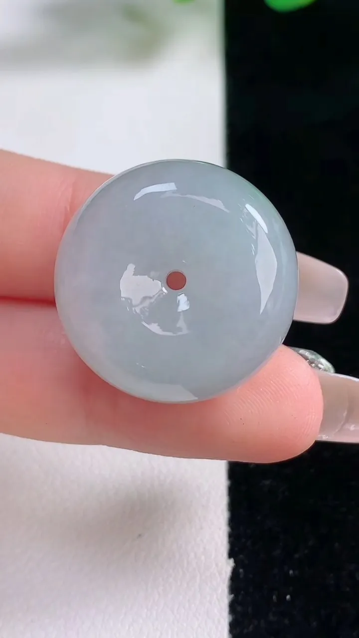 天然A货翡翠路路通吊坠，尺寸24-12.2，重量:15.03g
12月28日