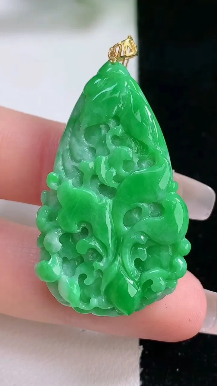 天然A货翡翠白菜吊坠，尺寸40.2-24.5-8.4，重量:14.80g
12月28日