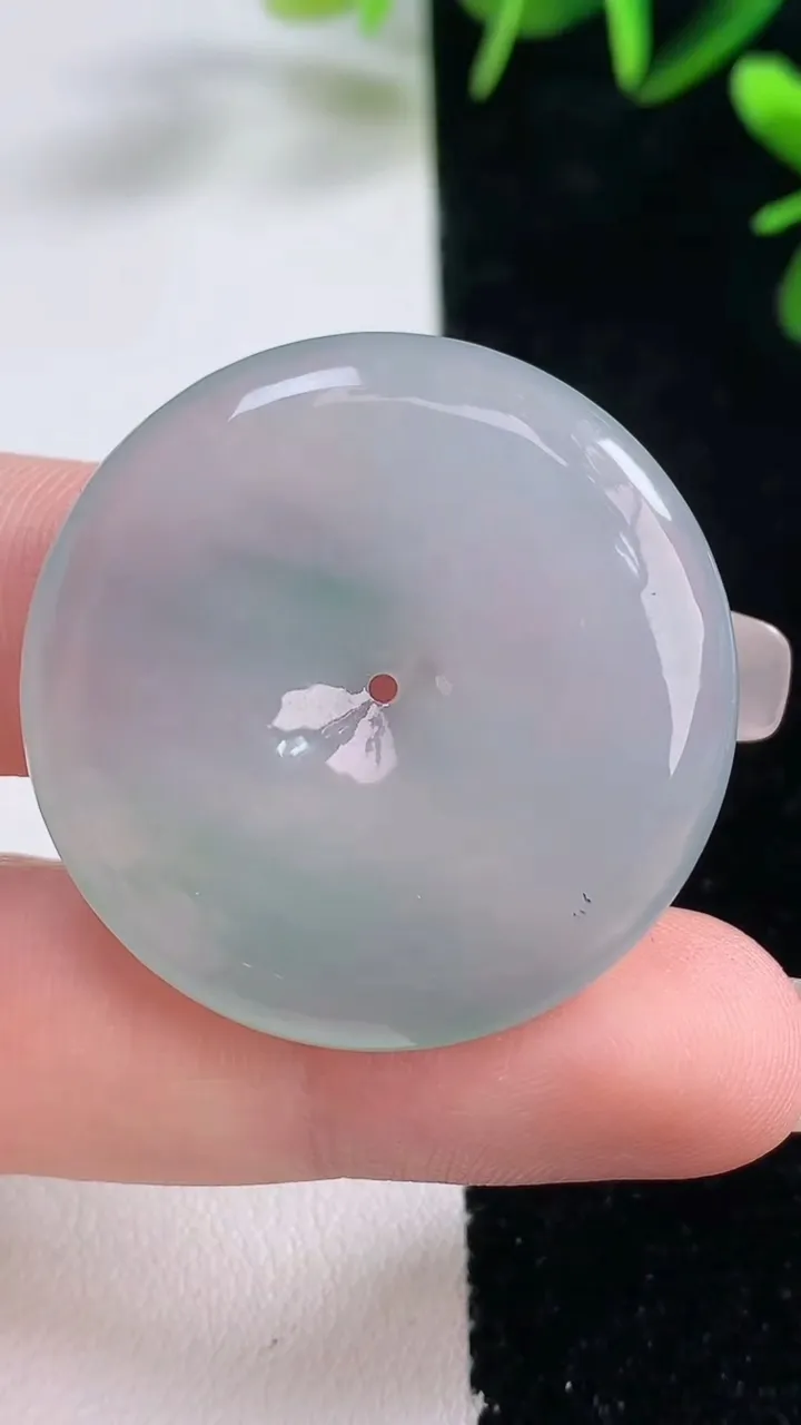 天然A货翡翠平安扣吊坠，尺寸33.6-5.4，重量:14.45g
12月28日