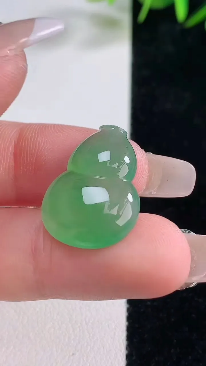 天然A货翡翠葫芦镶嵌件，尺寸21.4-15.4-4.8，重量:3.07g
12月28日