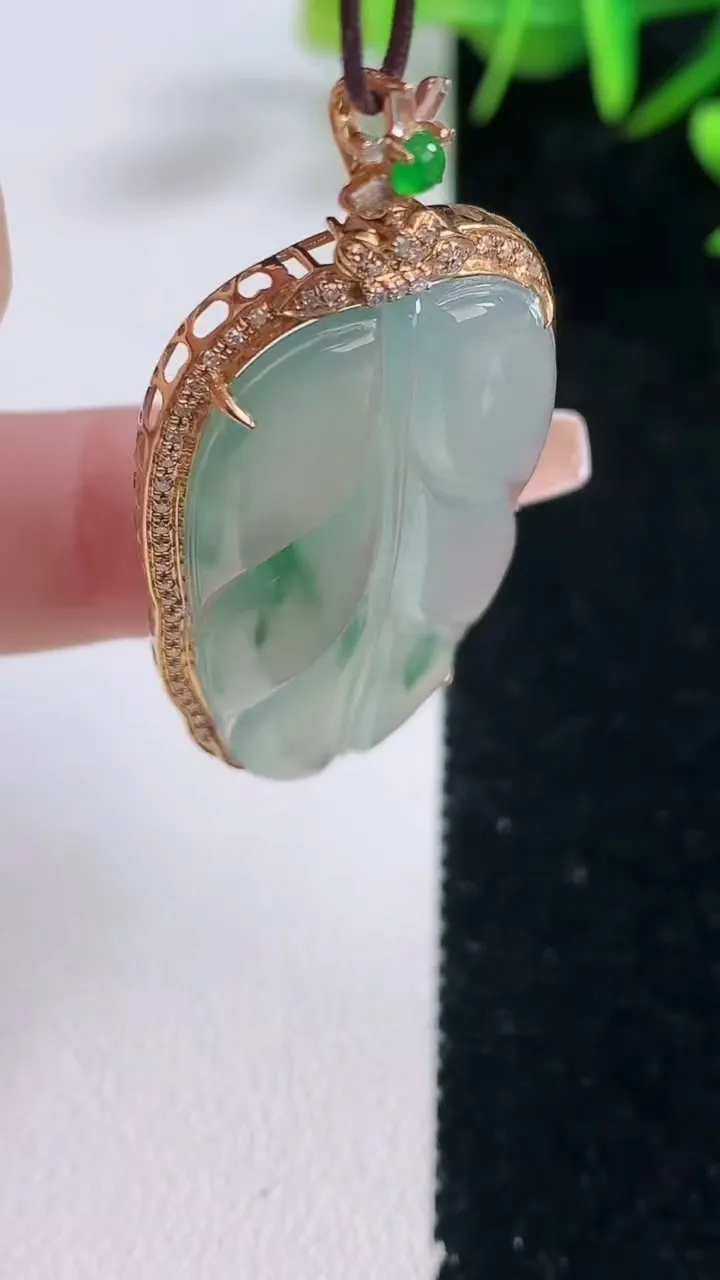 天然A货翡翠种飘花金枝玉叶 叶子吊坠，尺寸49-23-6.9，裸石37.6-20重量:7.88g
12月28日