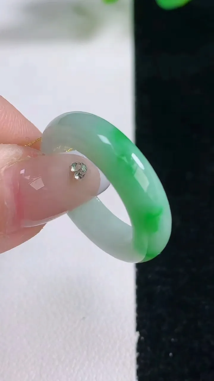 天然A货翡翠指环戒指，尺寸18.9-5.8-3.7，重量:4.62g2025年12月28日
工厂直销收藏佳品,种好水足，色泽均匀，有种有色，上手高大气！