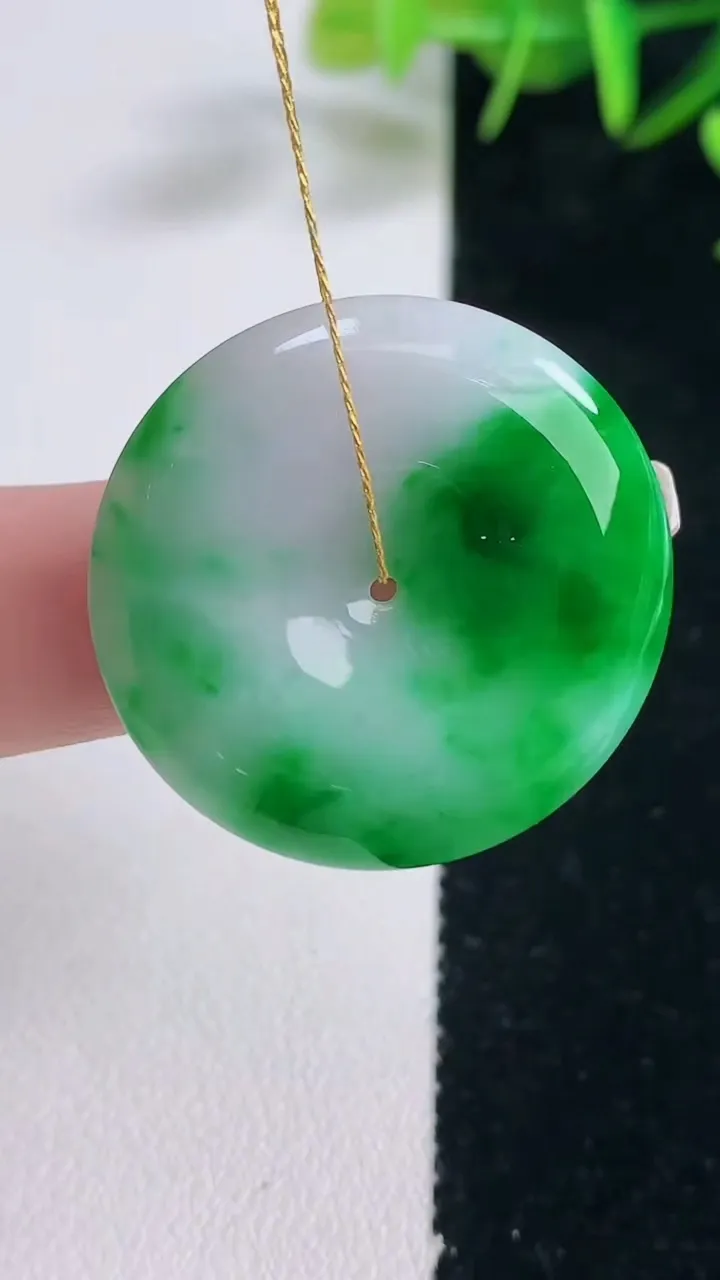 天然A货翡翠平安扣吊坠，尺寸28.8-5.9，重量:10.44g
12月28日