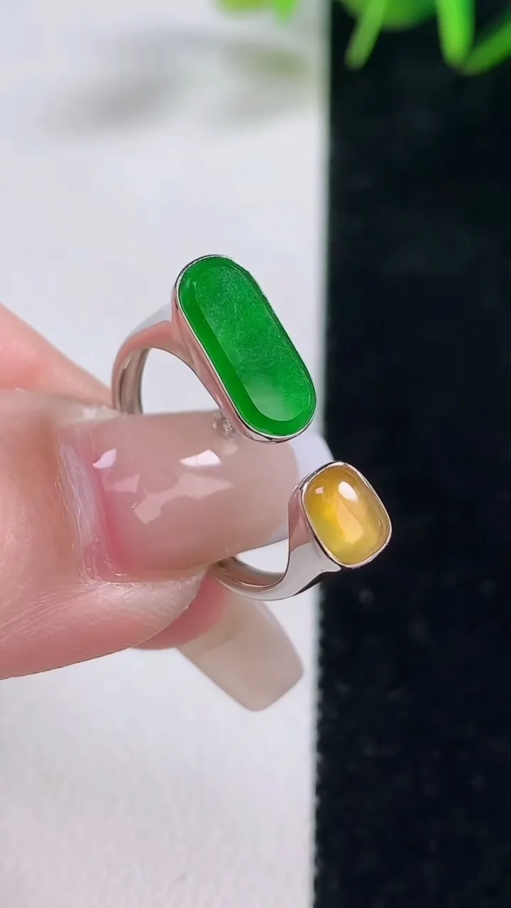 天然A货翡翠马鞍戒指，尺寸11.4-5.8，重量:1.83g2025年12月28日
工厂直销收藏佳品,种好水足，色泽均匀，有种有色，上手高大气！