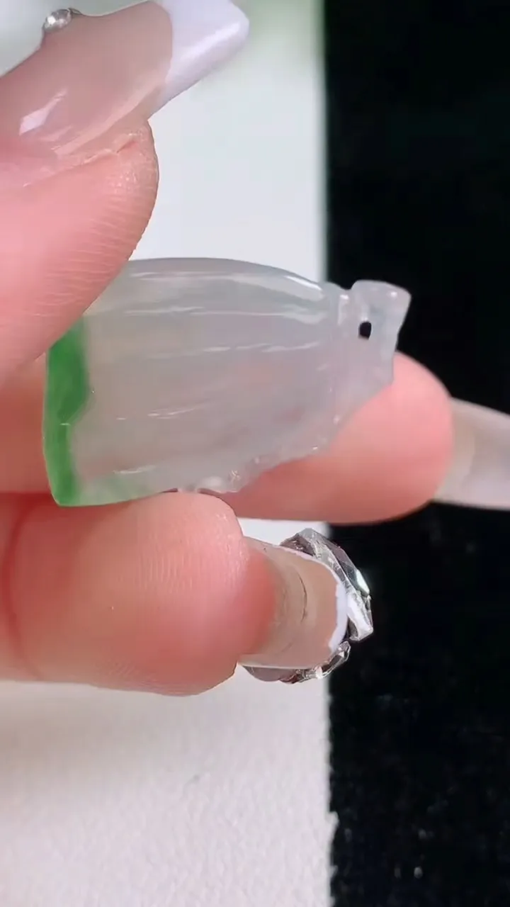 天然A货翡翠莲蓬吊坠，尺寸25-15.8-4.5，重量:3.58g
12月28日