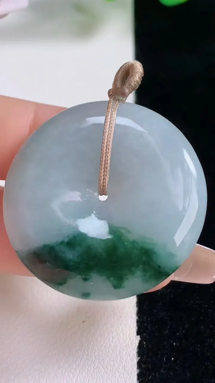 天然A货翡翠飘花平安扣吊坠，尺寸35.7-6.2，重量:16.88g
12月28日