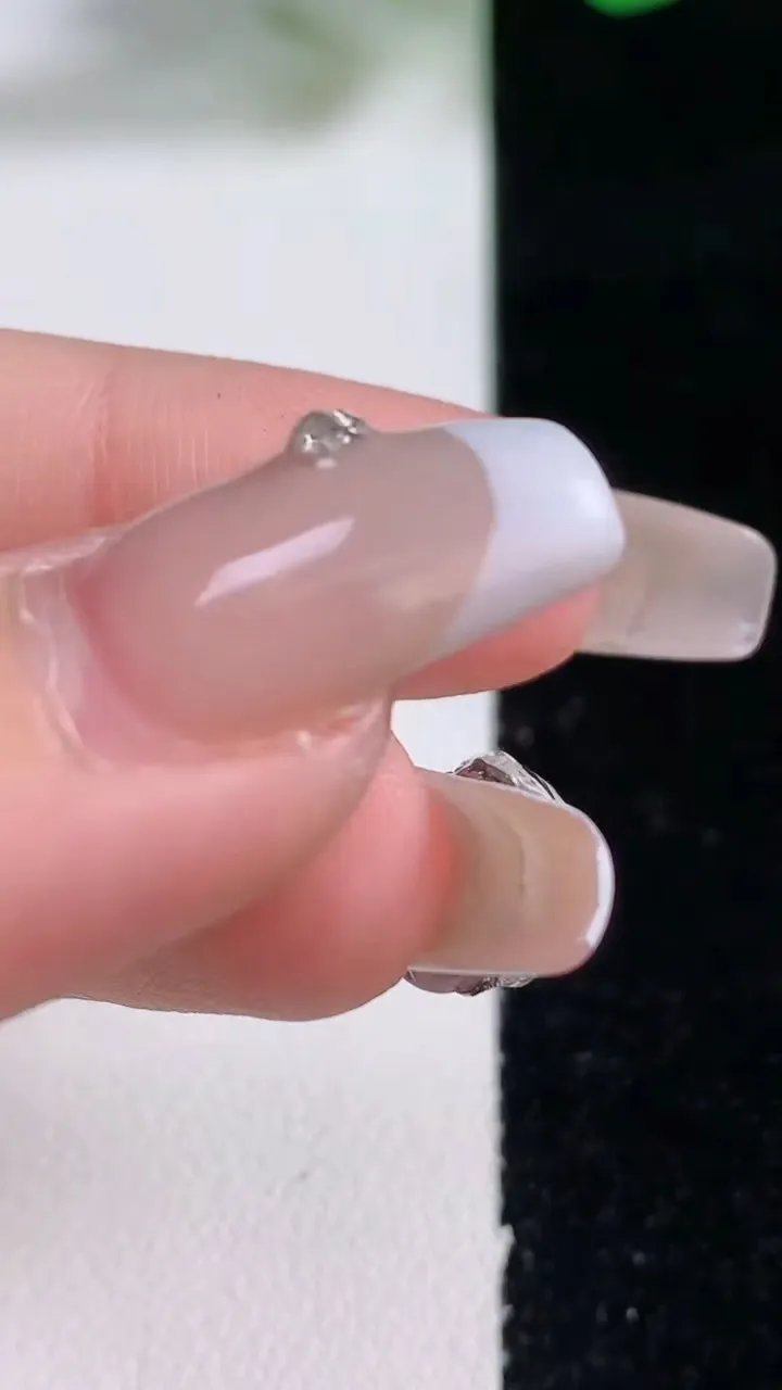 天然A货翡翠蛋面吊坠，尺寸12-10.3-5.2，重量:1.14g
12月28日