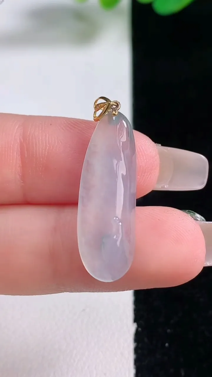 天然A货翡翠种飘花悟道吊坠，尺寸26.8-9.1-4.9，重量:2.13g
12月28日