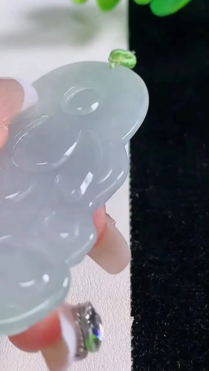 天然A货翡翠度母观音吊坠，尺寸66.6-39.6-5.9，重量:28.79g
12月28日